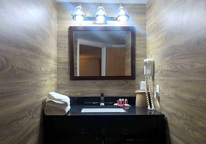2-Star Hotel ∙ Ramada by Wyndham Lindsay