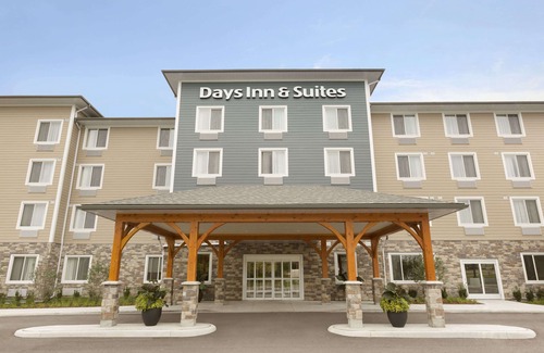 Lindsay Hotel | Days Inn & Suites by Wyndham Lindsay